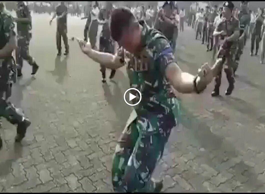 Где солдат танцует. Танцующий солдат. Солдаты танцуют в армии. Солдаты пляшут. Солдатский танец.