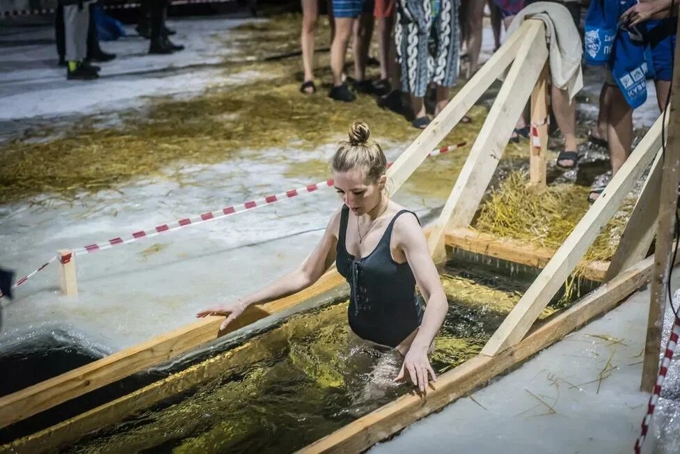 Купание в проруби. Крещение прорубь. Девушка купается в купели. Женская купель. Крещенские купания.