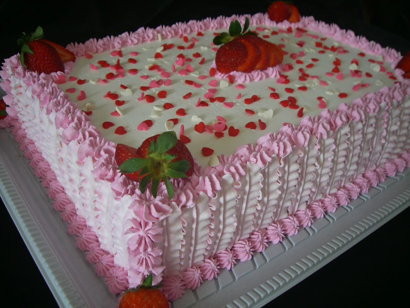 Как сделать прямоугольный торт. Украшение квадратного торта. Торт прямоугольный кремовый. Квадратный торт. Квадратный торт с клубникой.