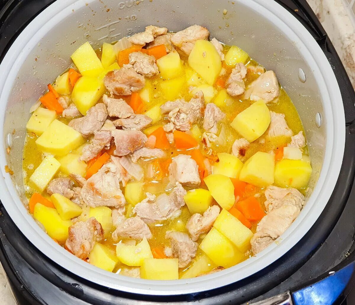 Рецепт фарш с картошкой в мультиварке редмонд. Тушёная картошка с курицей. Мультиварка редмонд рецепты картошки тушеной. Мультиварка редмонд рецепты картошки тушеной. Куриное филе с картошкой в мультиварке.