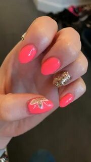 Маникюр коралловый золотым