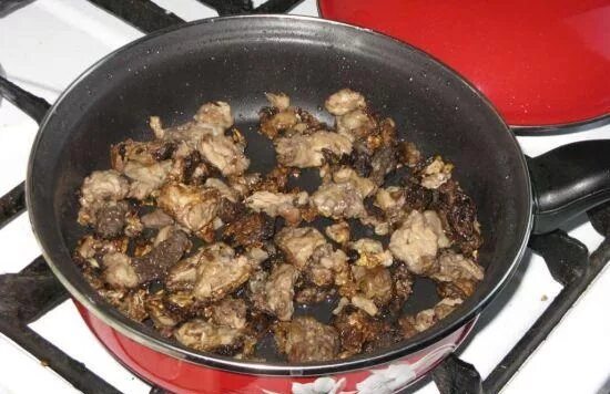 Сморчки приготовить вкусно на сковороде. Сморчки со сливками. Сморчки в сметане. Грибы сморчки приготовление. Грибы сморчки жареные.