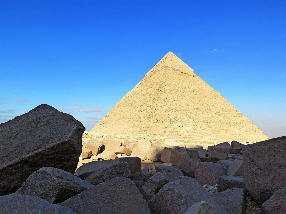 В какой стране находятся пирамиды. Пирамида Хеопса. Пирамиды фараон пустыни. Пустыня с пирамидами. Египет туризм.