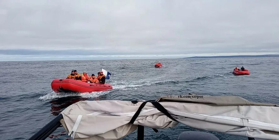 Вторая спасательная. Лодка МЧС. Спасатель на море. Катер для Баренцева моря. Море затонувший катер.