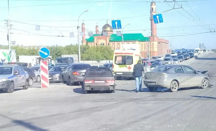 Путепровод у меги. Авария на Ватутина Новосибирск. ДТП В Черкесске возле мечети. Тульский мост Новосибирск Ватутина.