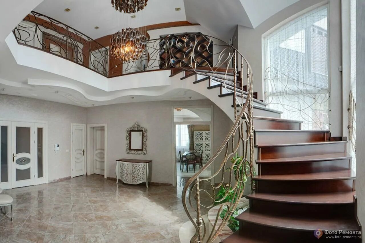 Пройти 2 этаж дом. Лестница в коттедже. Интерьер двухэтажного коттеджа. Красивые лестницы в доме. Лестница в двухэтажном доме.