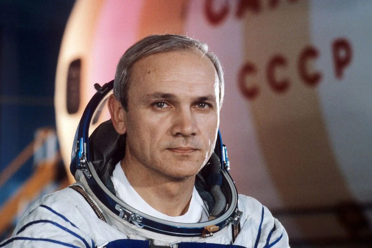 Часы первый человек в космосе. Космонавты СССР Джанибеков.