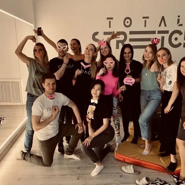 Total stretch. Тотал стретчинг. Школа растяжки. Школа растяжки в Москве. Total stretch logo.