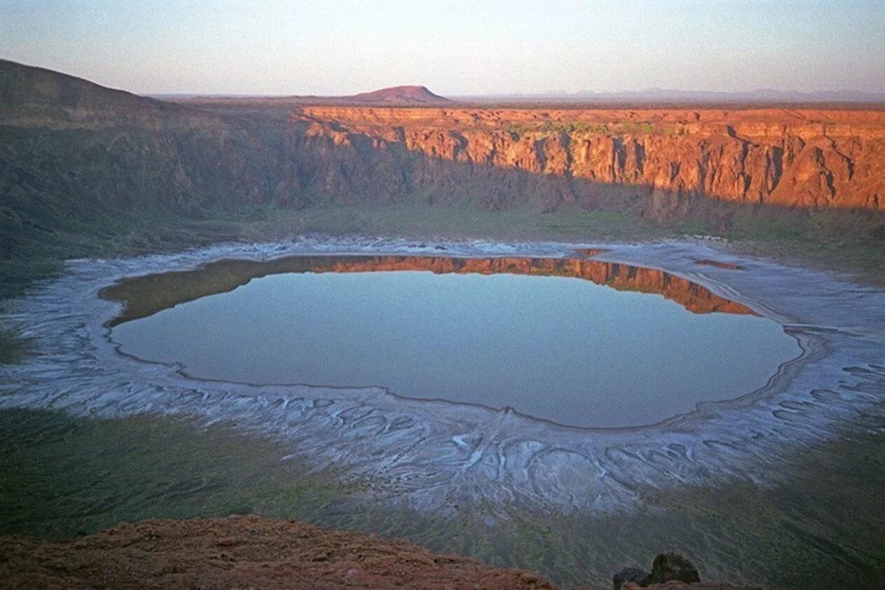 Аль Вабах кратер. Чернильное озеро в Алжире. Чернильное озеро в Алжире фото. Реки Саудовской Аравии.