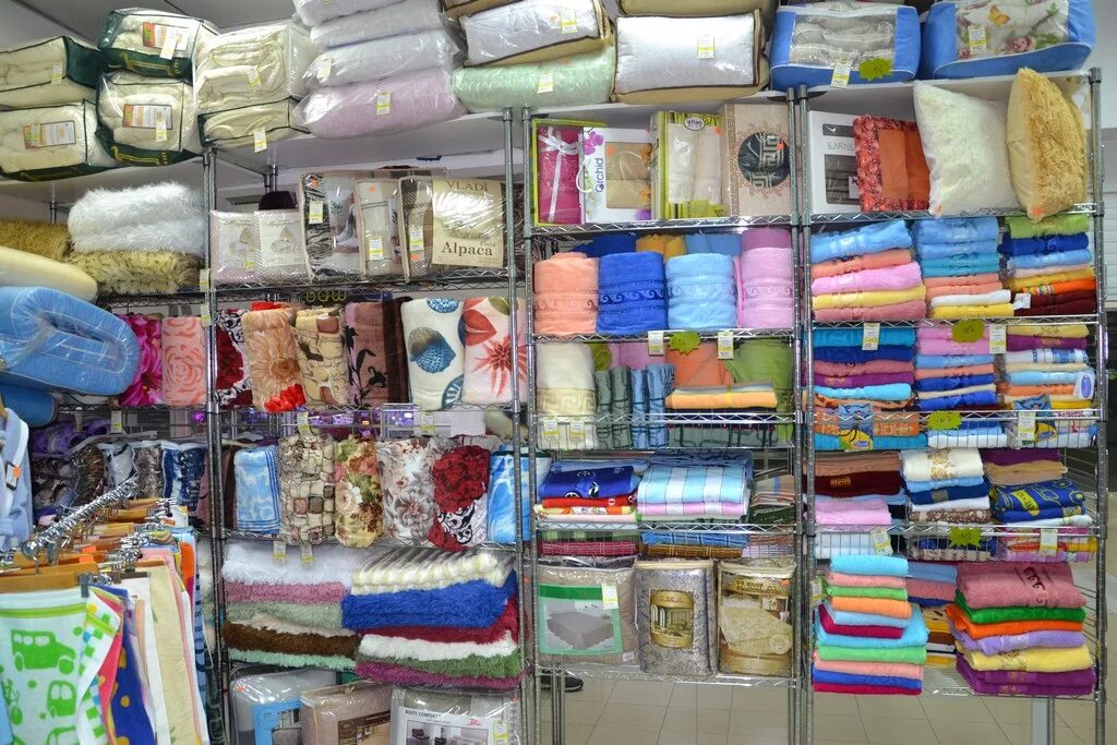 домашний текстиль. выкладка полотенец в магазине красивая. магазин текстиля. стеллажи для текстиля. выкладка домашнего текстиля.