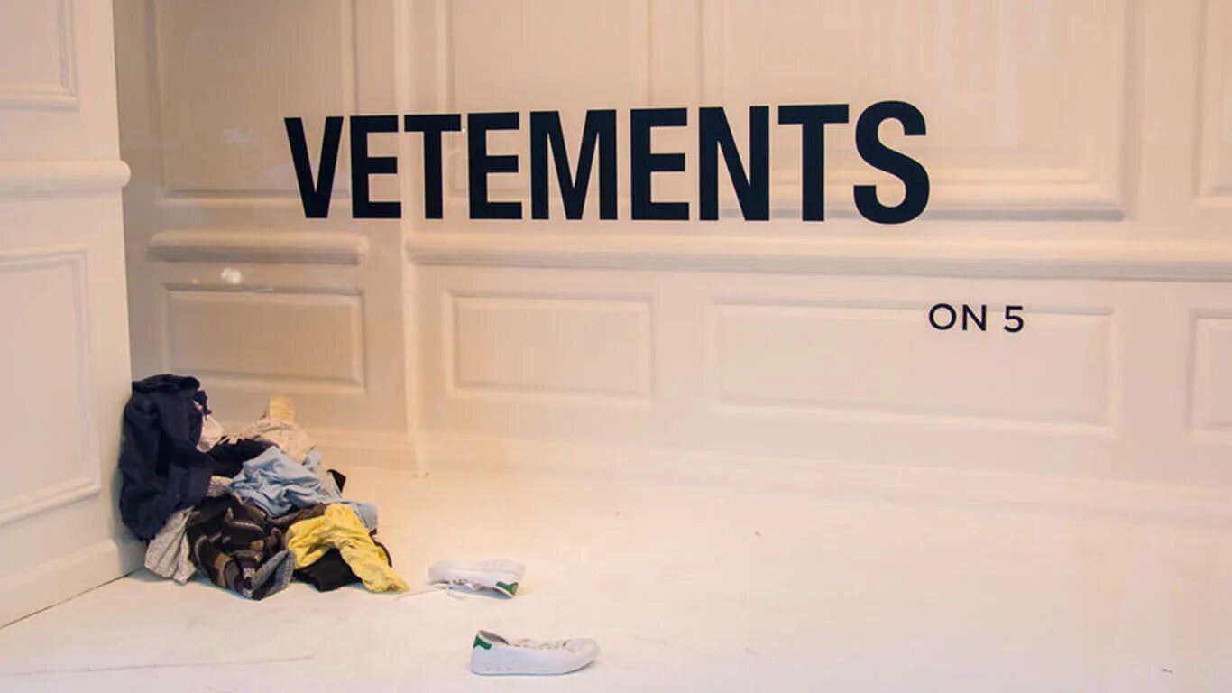 Vetements обои. Обои на рабочий стол vetements. Vetements логотип. Рекламная компания vetements. Ветмо hello