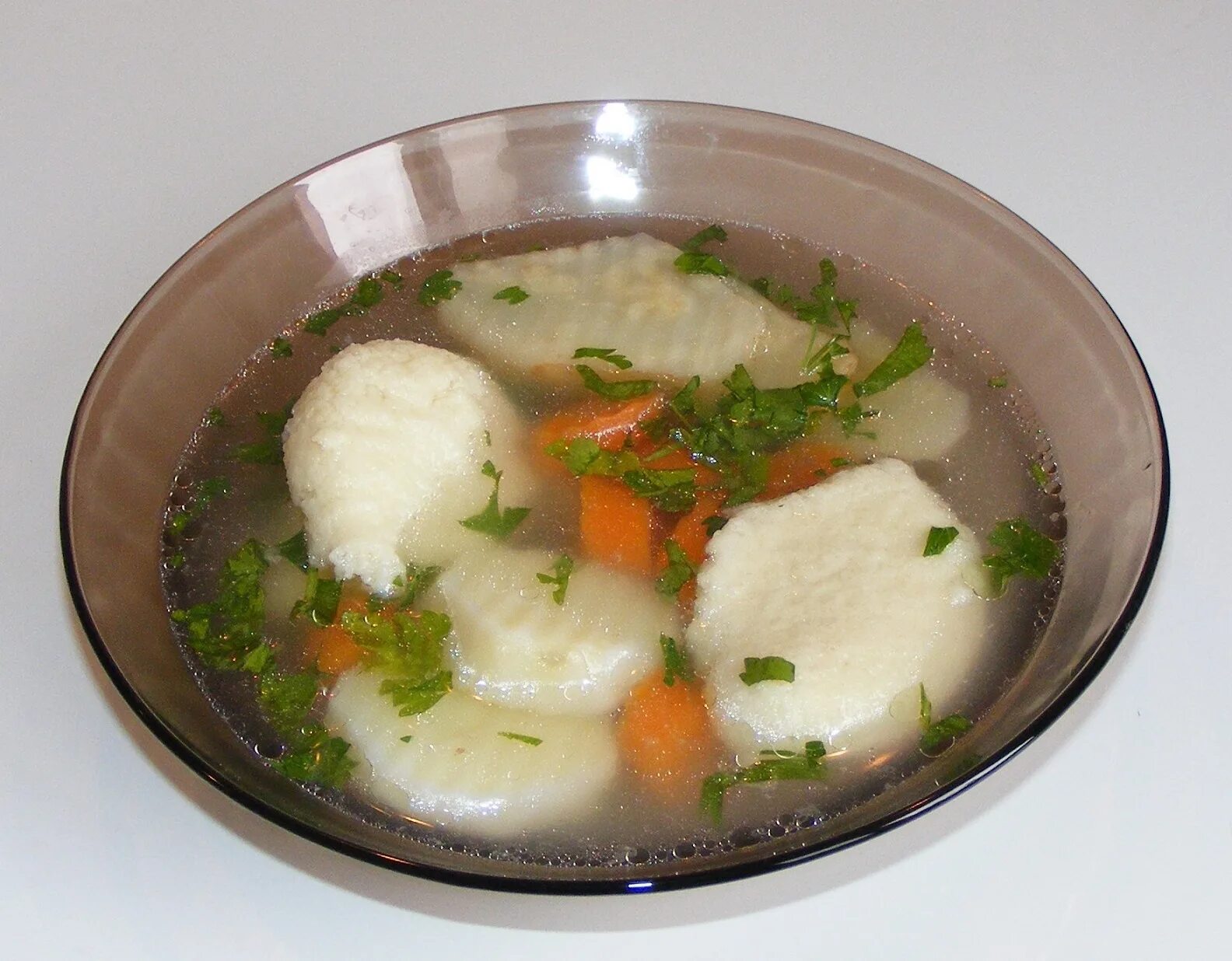 Суп с мясными клецками. Суп из индейки с клецками. бульон с индейкой. суп с индейкой и клецками. суп из говядины с клецками.