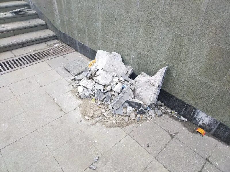 Переводит бабушку через дорогу. Трафаретные надписи на дороге. Оцепление места. Ларьки в подземном переходе. Стена подземного перехода.