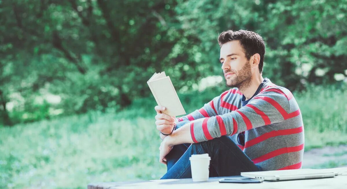 Юноша студент. Подросток с библией. Молодые люди книга. Молодые люди книга. Парень читает книгу.