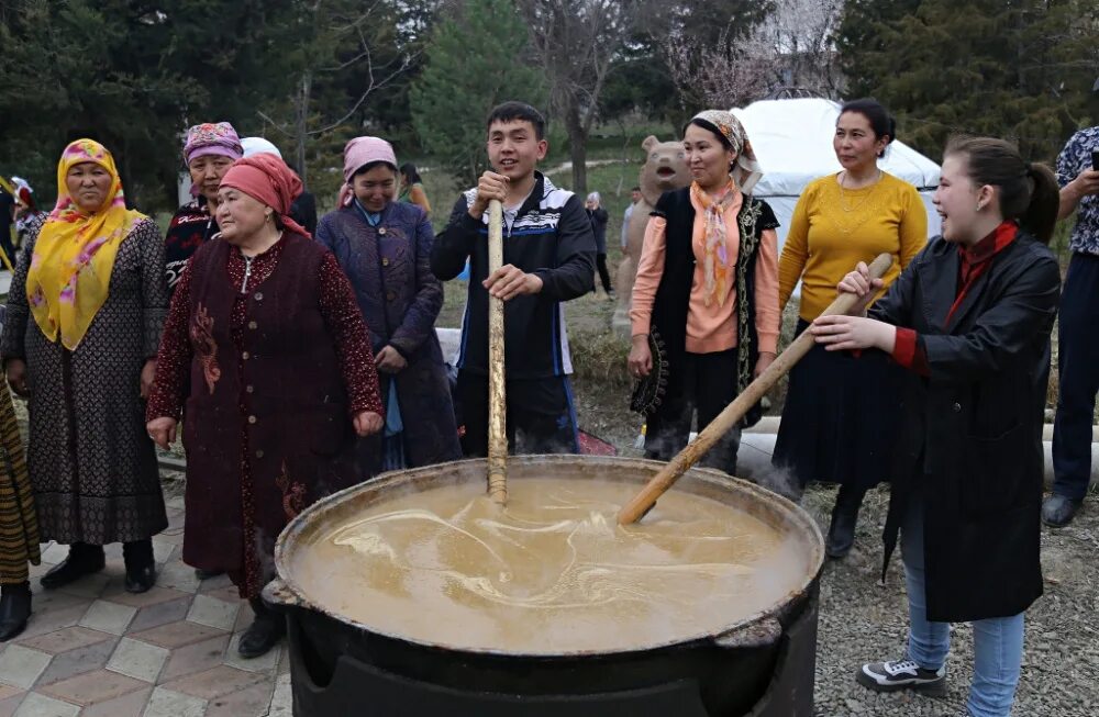 Праздники киргизов. Традиции Нооруз Киргизия. Бишкек Нооруз празднование. 21 Март Нооруз майрамы. Нооруз в Кыргызстане сумолок.