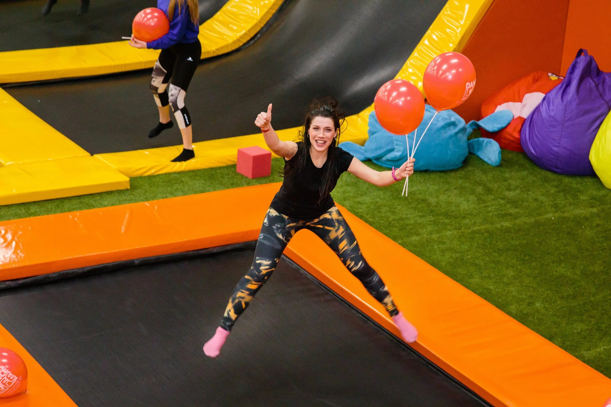 Батуты колумбус. Батутный парк атмосфера зеленопарк. Батутный центр тц колумбус. Батутный центр на пражской колумбус. Батутный парк атмосфера тверь.