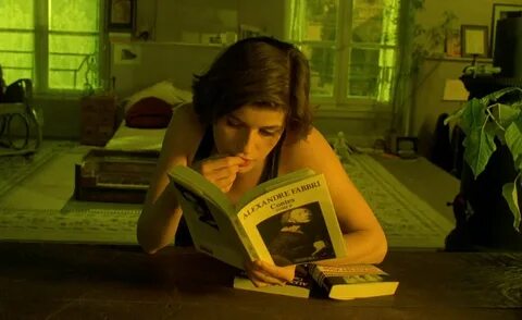 Она читает ей ее книгу перевод