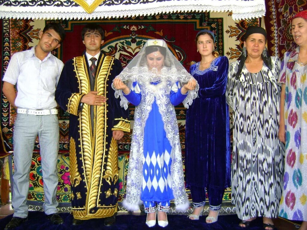 Узбекская свадебная. Традиционная свадьба Таджикистан. Свадебное платье таджидское традиционное. Фаранджи свадьба Таджикистан. Узбекские национальные платья.