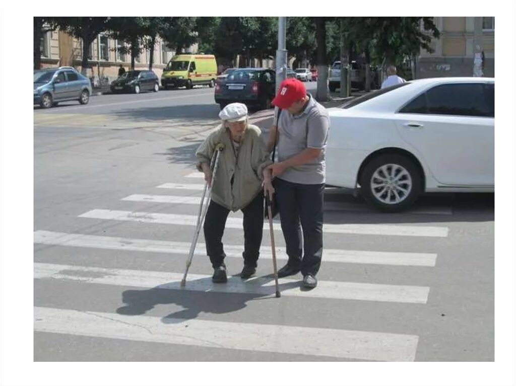 Добрые дела женщины. Добрые поступки людей. Бабушку через дорогу. Добрые дела. Человек переводит бабушку через дорогу.