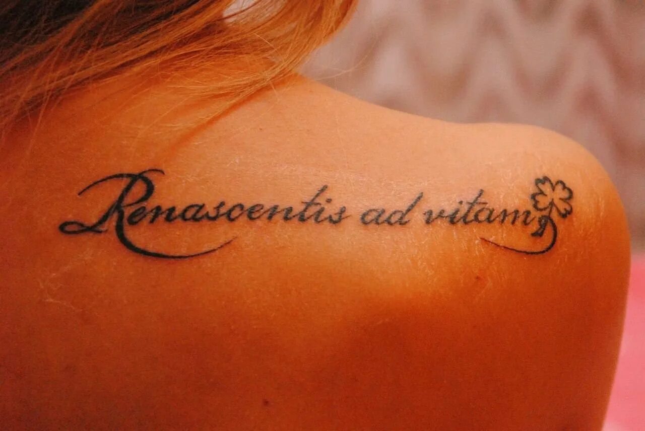 Надпись татуировка для девушек со смыслом. Тату надписи. Тату на латыни. Красивые надписи для тату. Надписи на латыни.