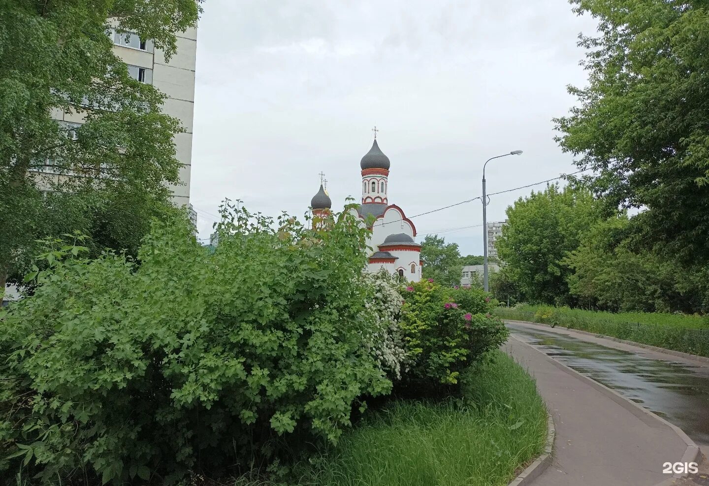 Живоначальная троица в черемушках. Храм Живоначальной Троицы в старых Черемушках. Храм Шверника 17. Шверника 17к1 храм Живоначальной Троицы в старых Черемушках. Церковь Живоначальной Троицы на Каширском шоссе.