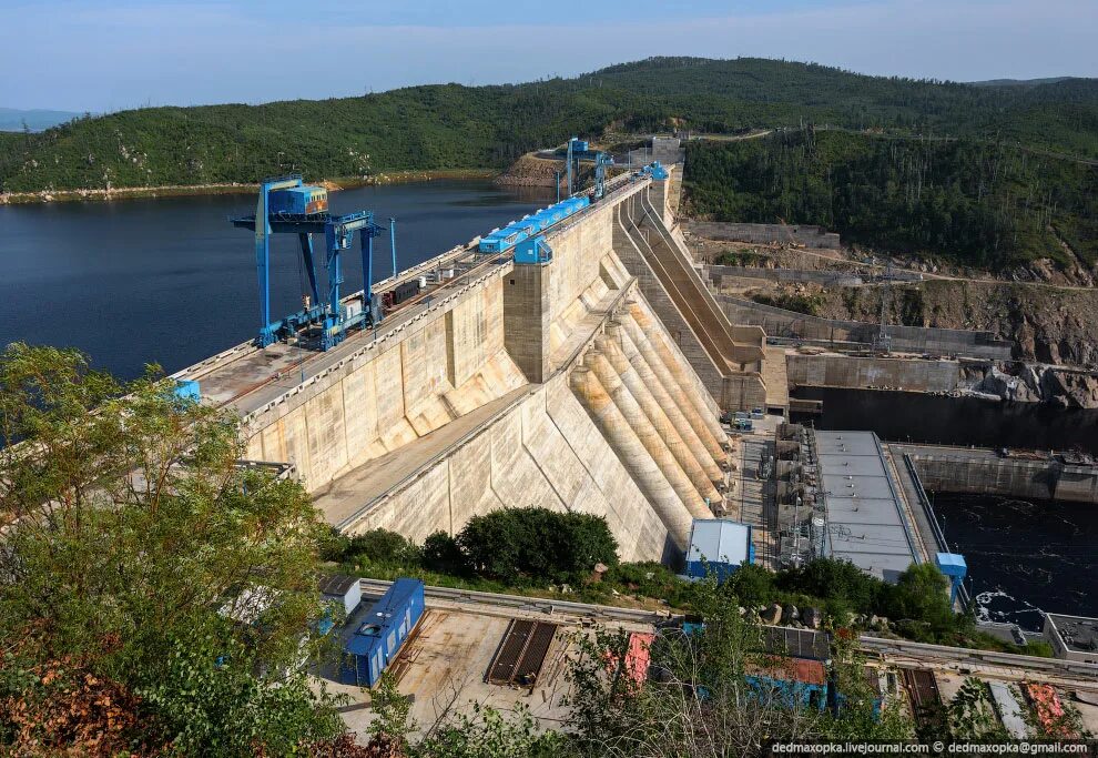 В каком районе самая крупная гэс. Бурейская ГЭС водохранилище. Бурейская ГЭС водосброс. Бурейская ГЭС Амурская область. Бурейская плотина.