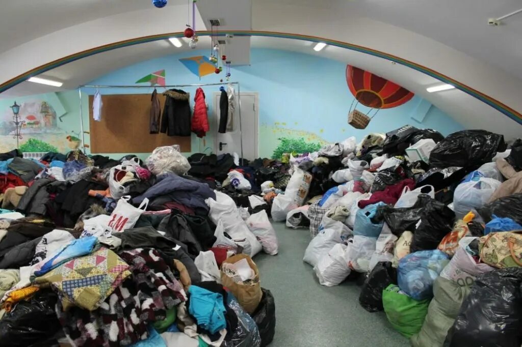 Комиссионный магазин в тюмени одежда сдать. Отдать вещи тюмень. Пакет женских вещей. Отдам вещи даром. Взрослые вещи даром.