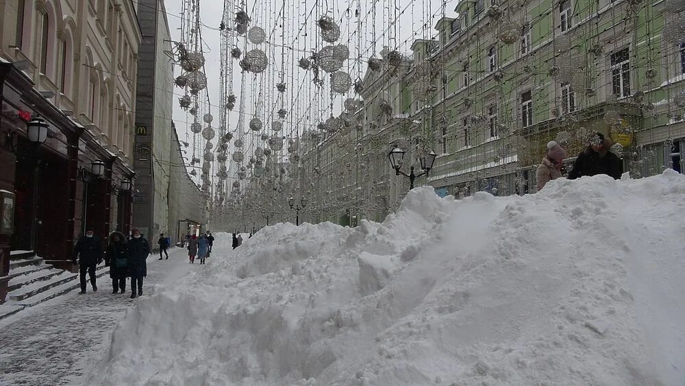 Воскресенье выпадет снег. Сильный снегопад в Москве 2021. Сугробы в Москве 2021. В Москве выпал снег 2021. Сугробы в Москве 2022.