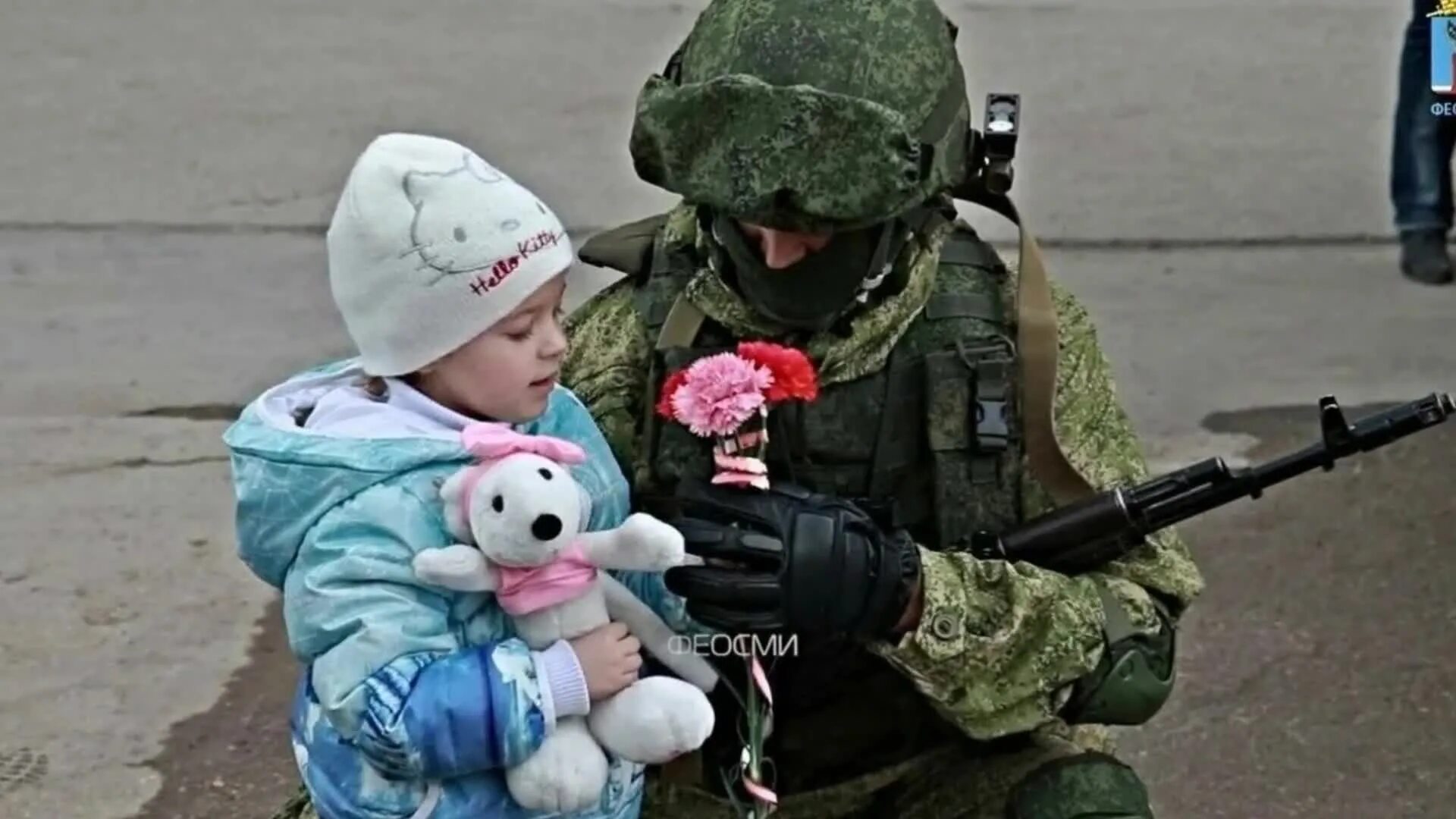 Российский солдат с ребенком. Спецназовец с ребенком. Вежливые люди в Крыму. Вежливый екатеринбург