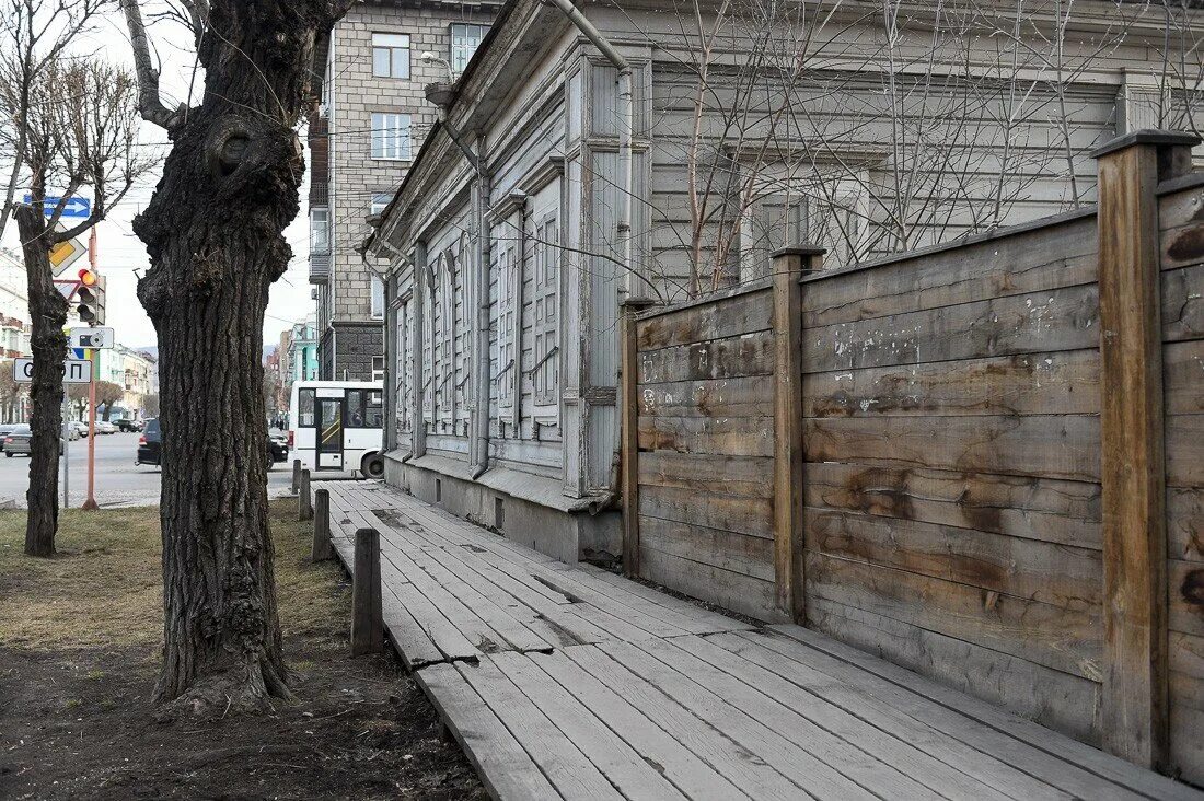 Тротуар в деревне. Деревянный тротуар. деревянный тротуар в городе. деревянные тротуары в деревне. деревянные тротуары в архангельске.