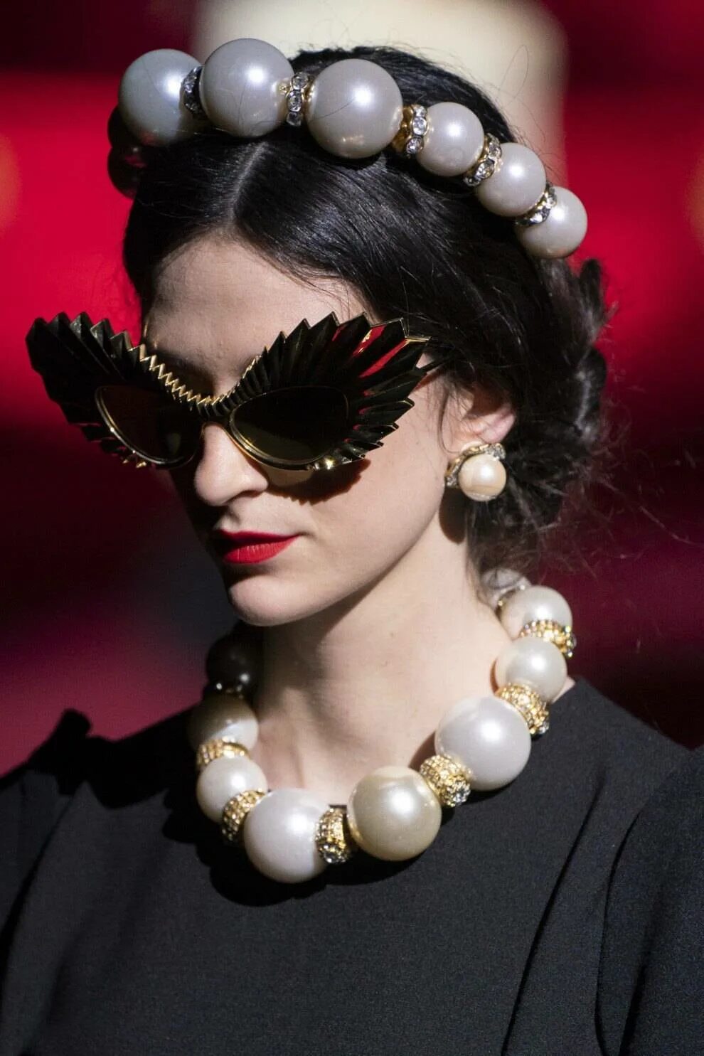 Модные украшения 2022 для женщин. Моносерьга 2021. Стильная бижутерия. Подиум для украшений. Ультра модные украшения 2022.