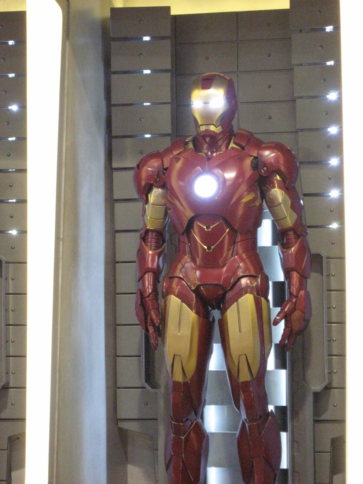 Поставь настоящие человеки. Костюм Тони Старка в реальности. Настоящий костюм Тони Старка. Настоящий Железный костюм Тони Старка.