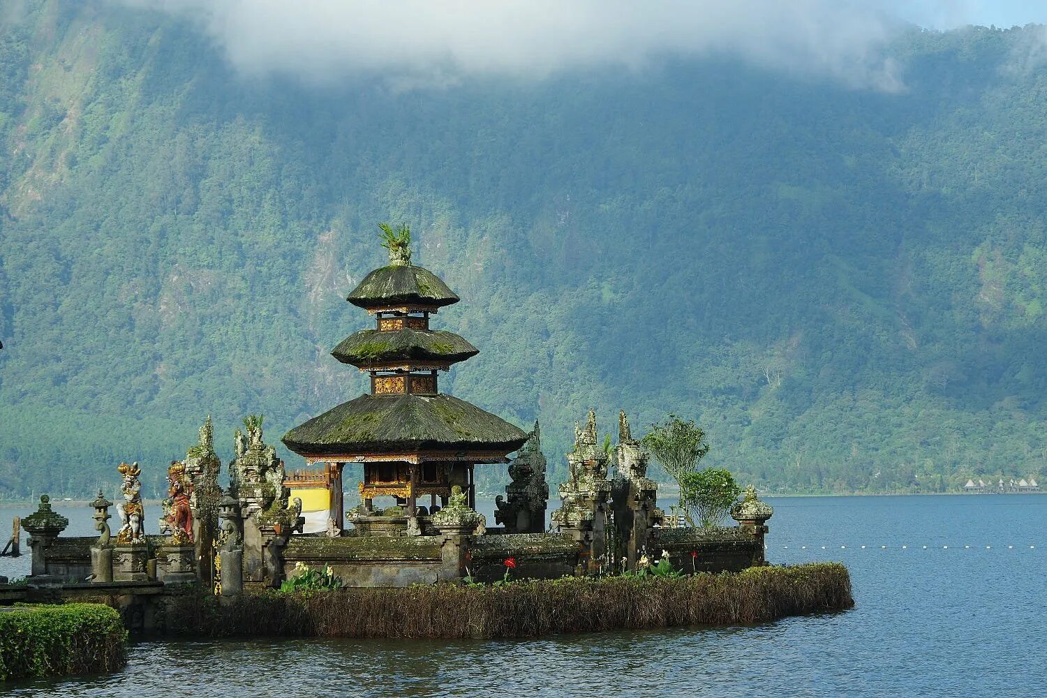 Храм на воде бали. Храм улун дану на озере братан. Храм священной воды бали. Ulun danu bratan бали. Храм на воде бали.
