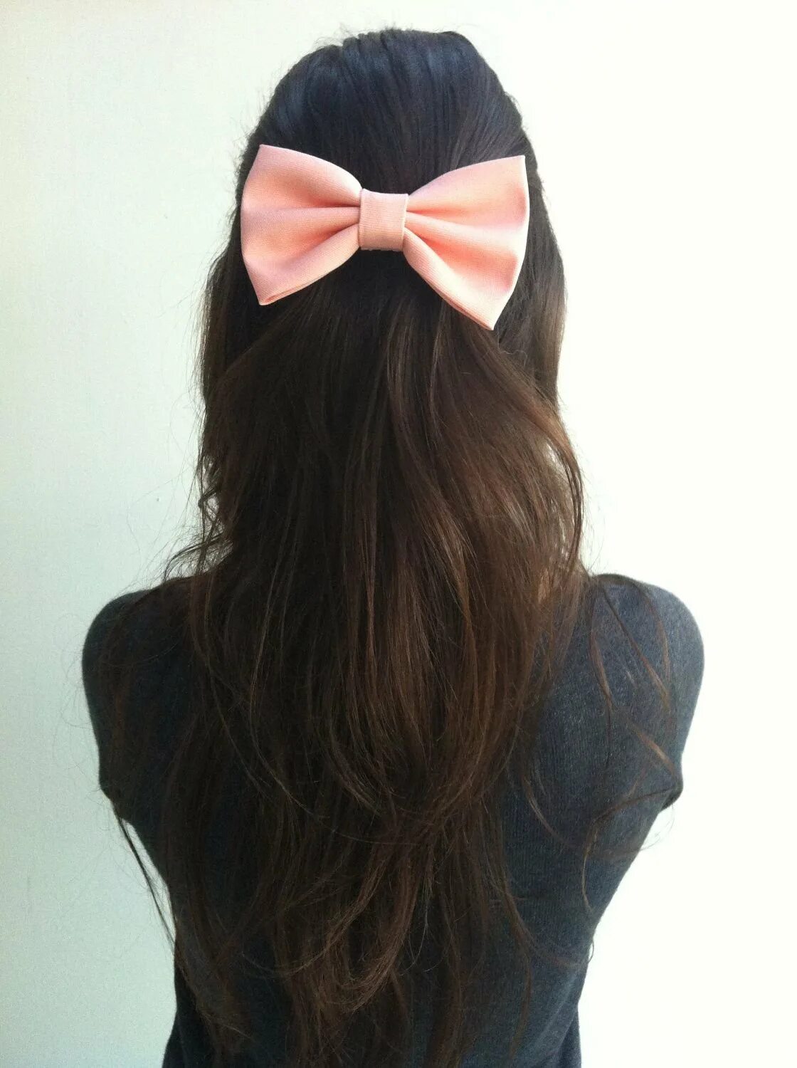 Девушка с черным бантом. Шляпка с бантом. Прическа с бантиками для девочки. Пучок с бантом. Прическа с заколкой бантом.