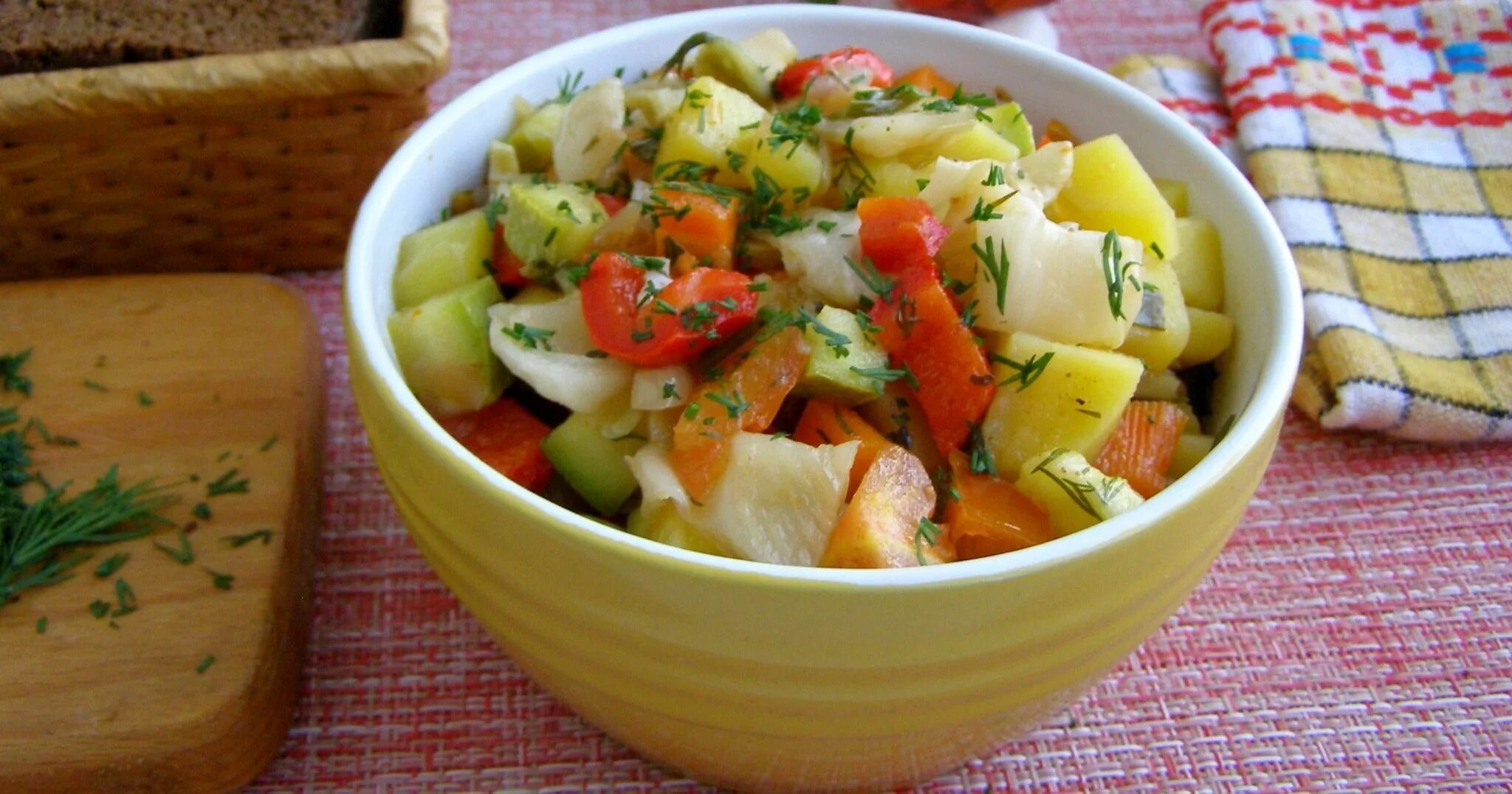 Овощное рагу с капустой. Овощное рагу с кабачками и картошкой и капустой. Постный обед картошка салат. Картофельное рагу с салатом. Рагу с капустой и картошкой в мультиварке