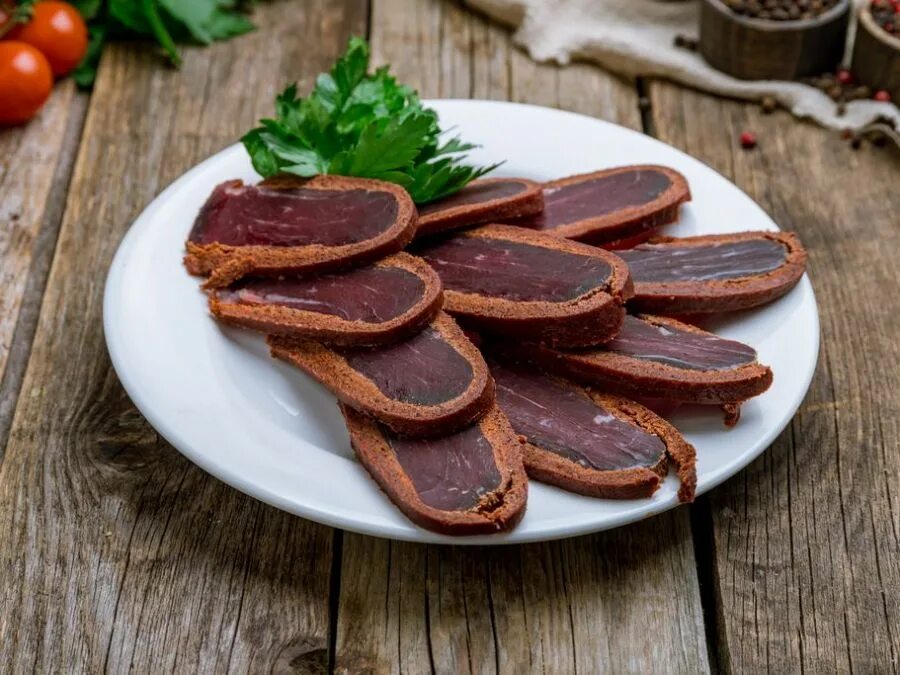 Бастурма азербайджанская. Бастурма чья. Бастурма чья. Мцвади бастурма. Бастурма суджук.