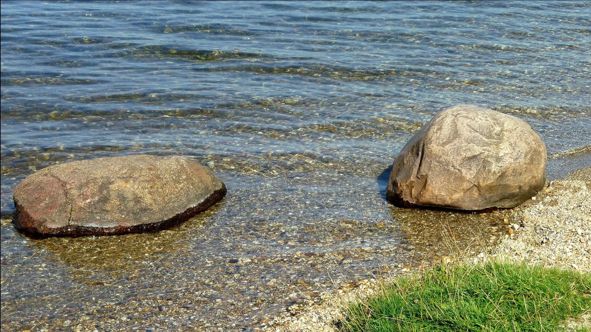 Ни камень. Большой плоский камень. Два камня. Большие камни в воде. Камни на речном берегу.