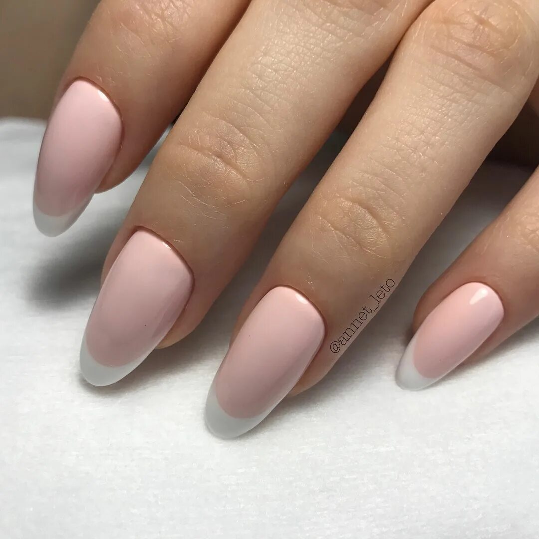 растушеванный френч миндаль. белый френч миндаль. французский маникюр миндаль миндалевидные. маникюр френч на миндальную форму ногтей. серебрянный френч миндаль.