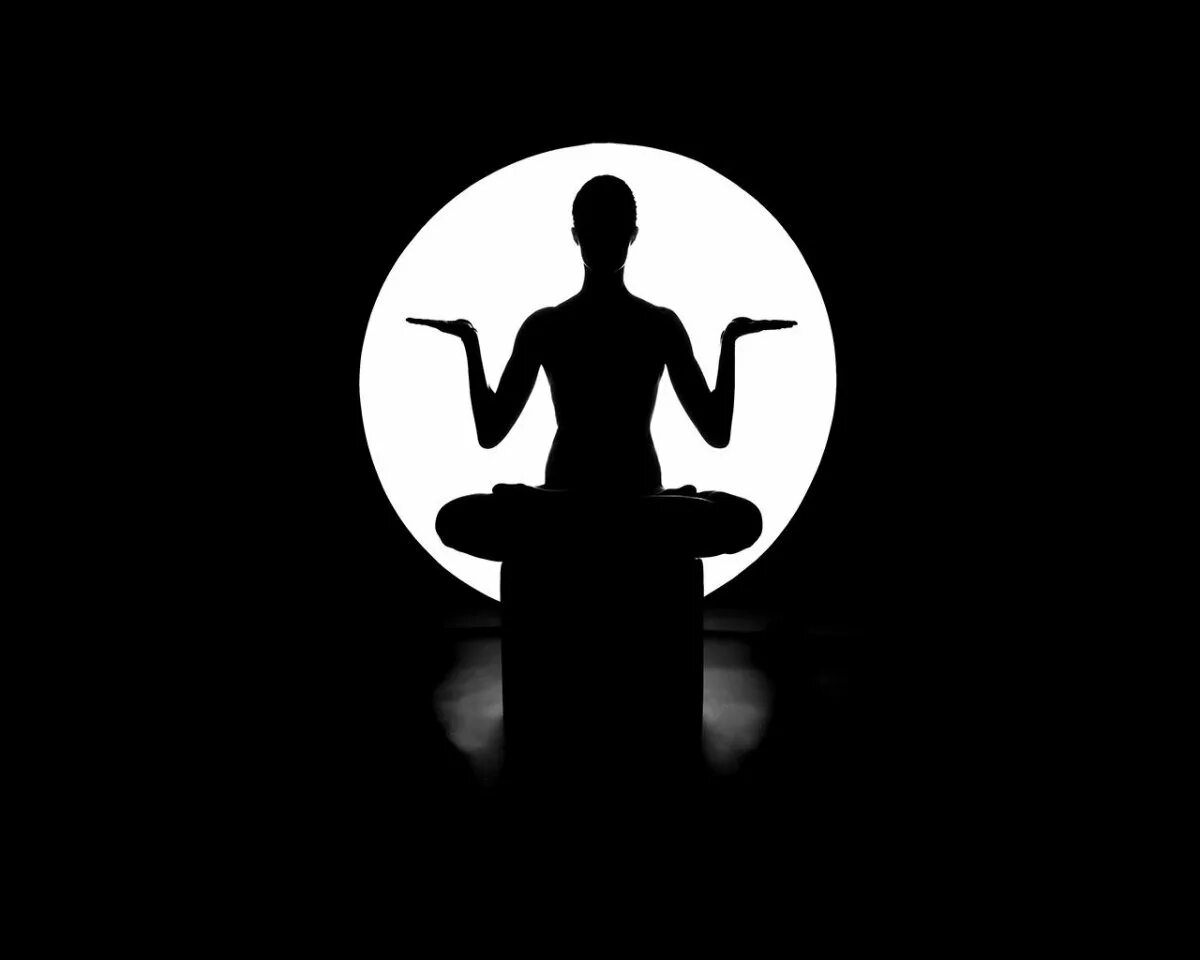 Человечек на черном фоне. Йога на черном фоне. Девушка медитирует. Медитация на черном фоне. Медитация код