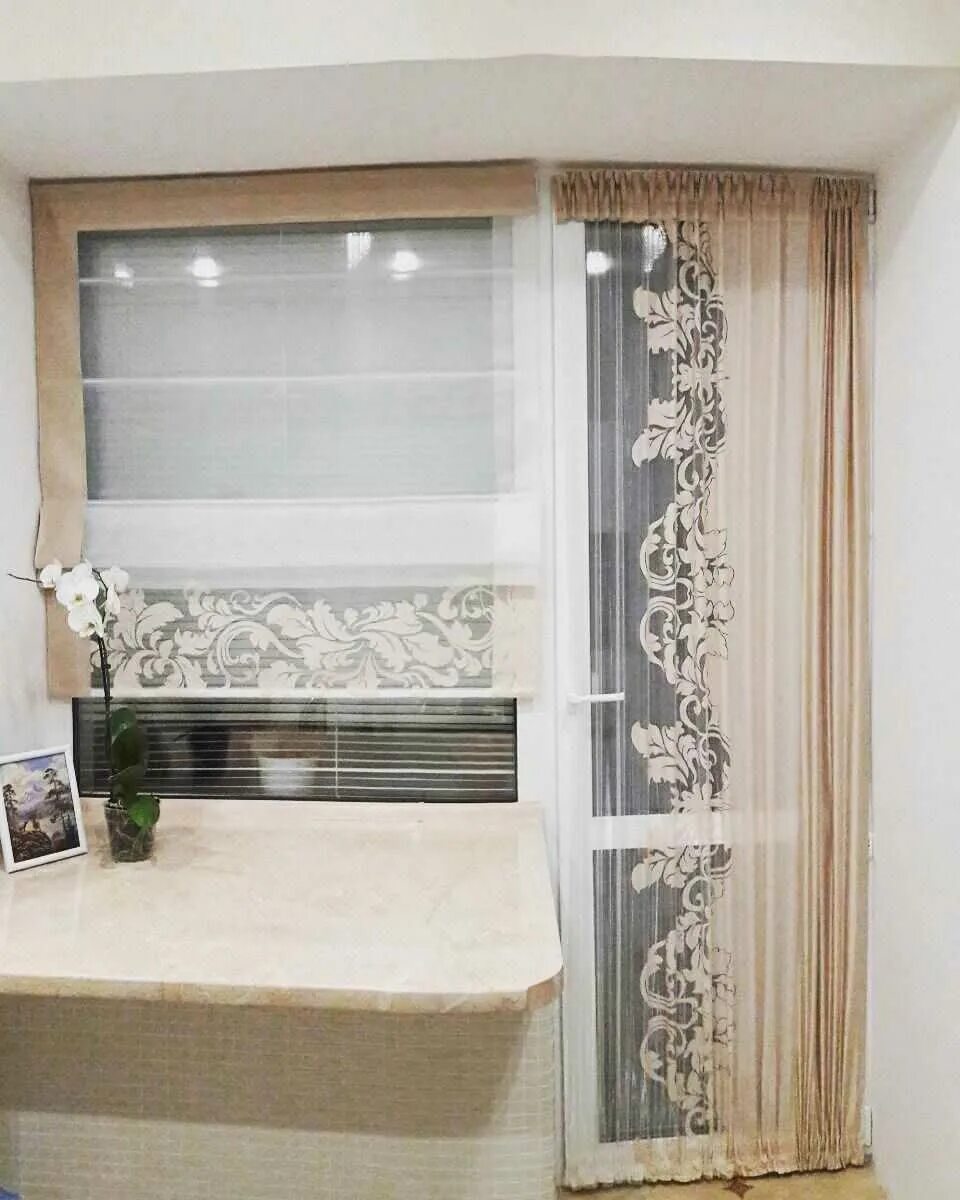 Рулонные шторы на окно с балконом. Жалюзи на болконную две. Шторы на кухонное окно с балконной дверью. Штора на балконную дверь. Шторы на кухню с балконной дверью.
