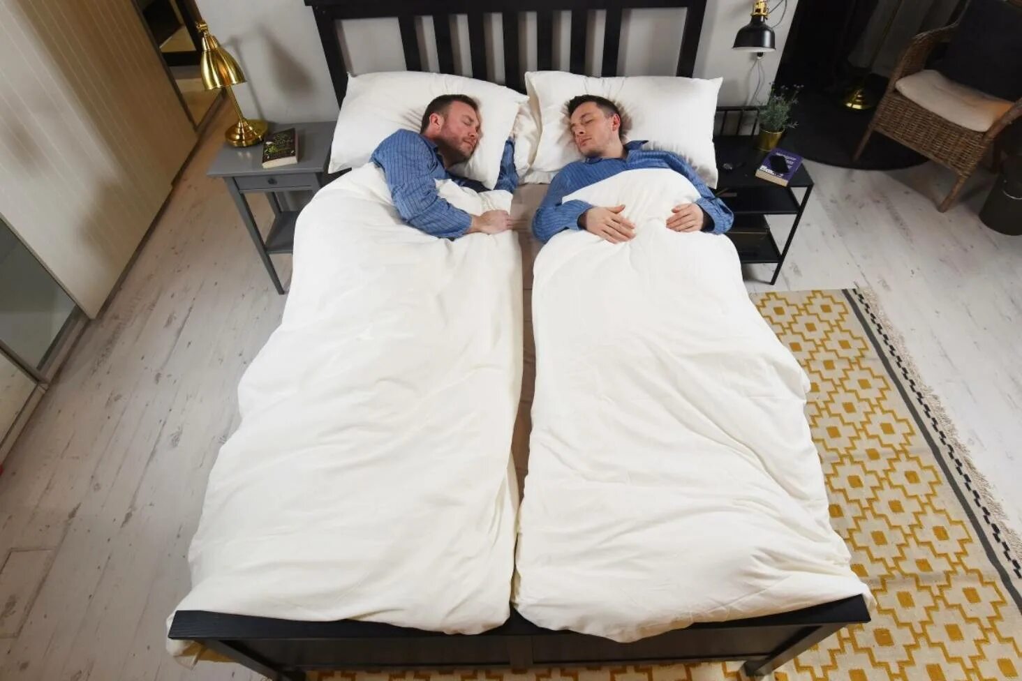 Одеяло и подушка. Подушка белый. Два одеяла. Кровать в отеле. Подушки для спальни.