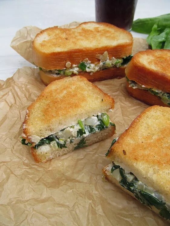 Бутербродики со шпинатом. Бутерброды со шпинатом. Пицца с соусом песто и моцареллой. Бутер со шпинатом. Сэндвич с ветчиной и сыром.