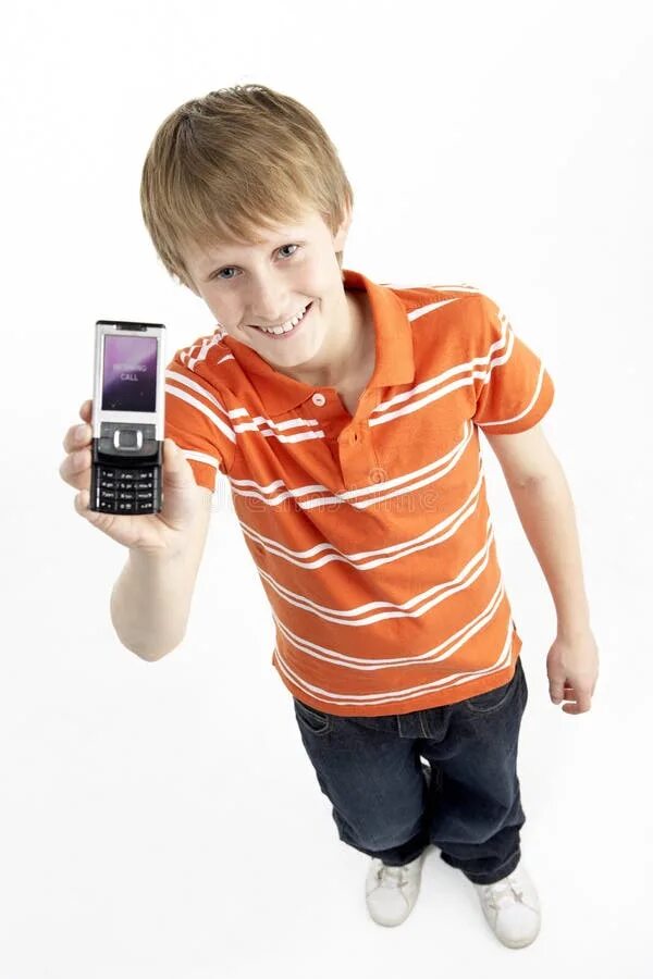 Телефоны мальчиков 12 лет. Мальчик с телефоном. Пацан с телефоном. Мальчик с телефоном фот. Мальчик с телефоном фотосессия.