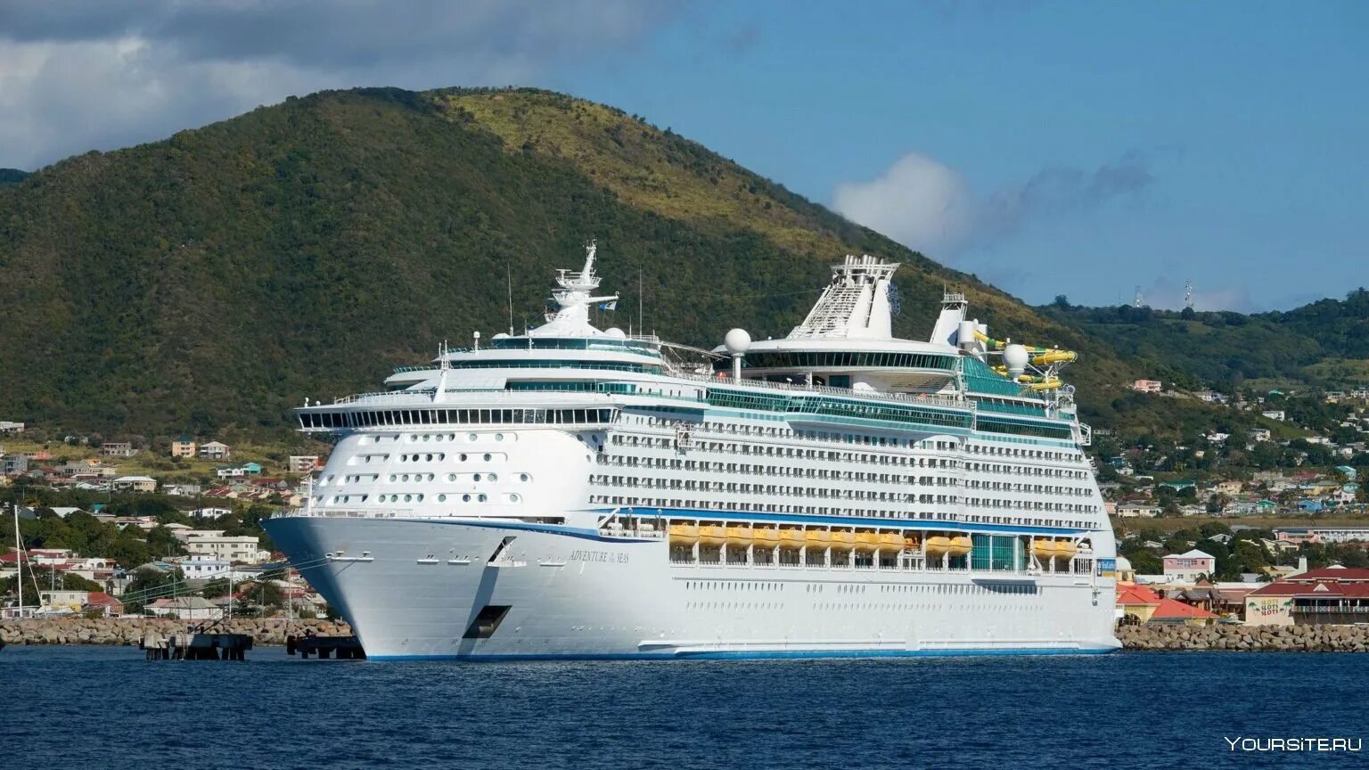 Парк белый лайнер. Independence of the seas лайнер. Белый корабль пароход. Круизный лайнер сбоку. Парк белый лайнер.