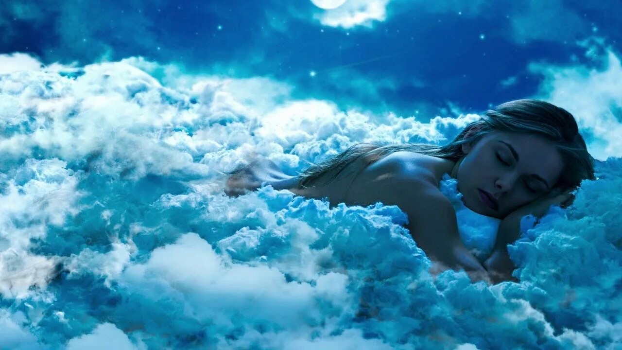 Девушка лежит на облаках. Облако сна. Красивых снов.