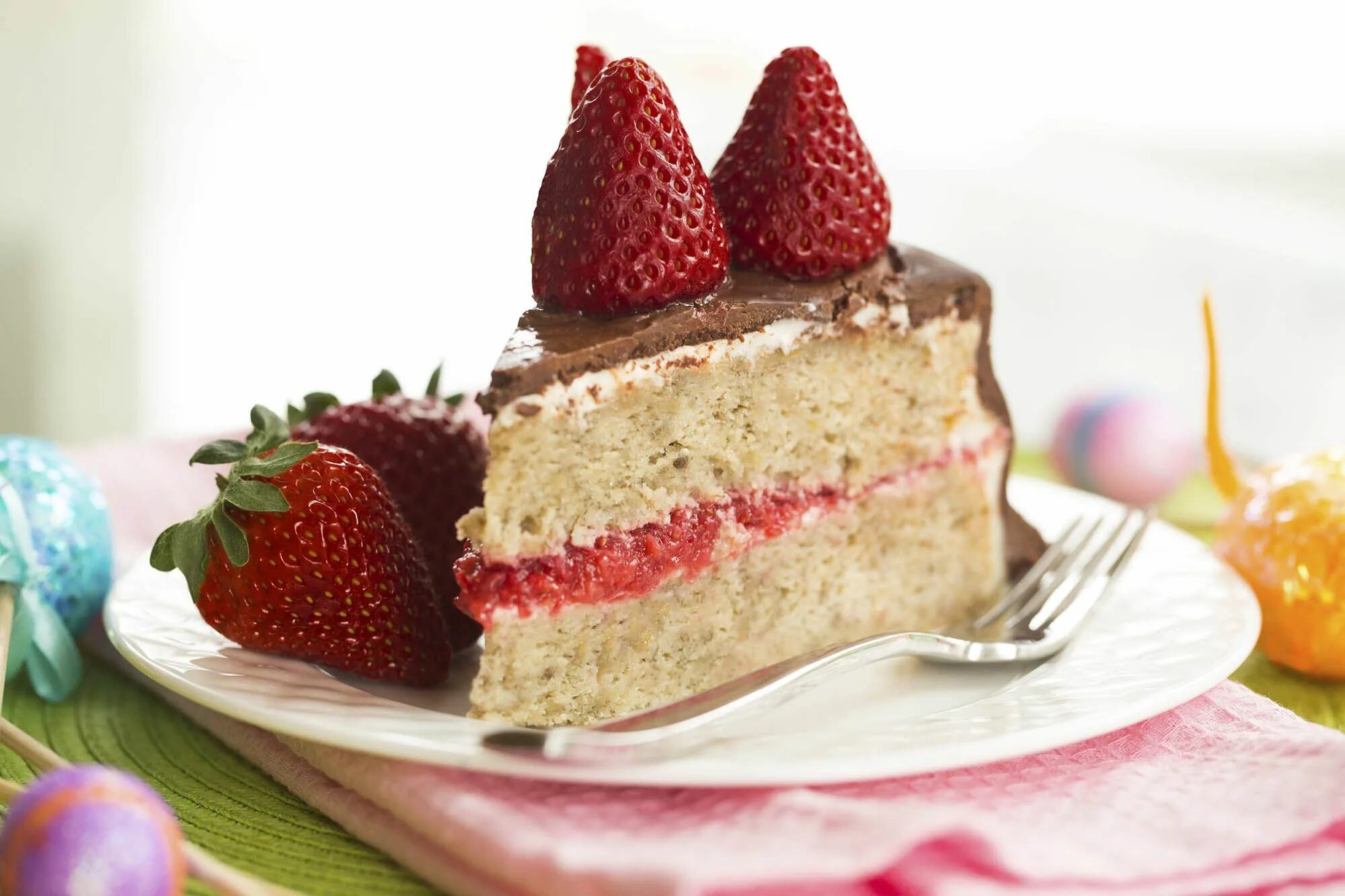 Сладкий торт. Украшение торта малиной и голубикой. Фруктовые сладости. Тарелки фрукты. Клубника с сахаром.