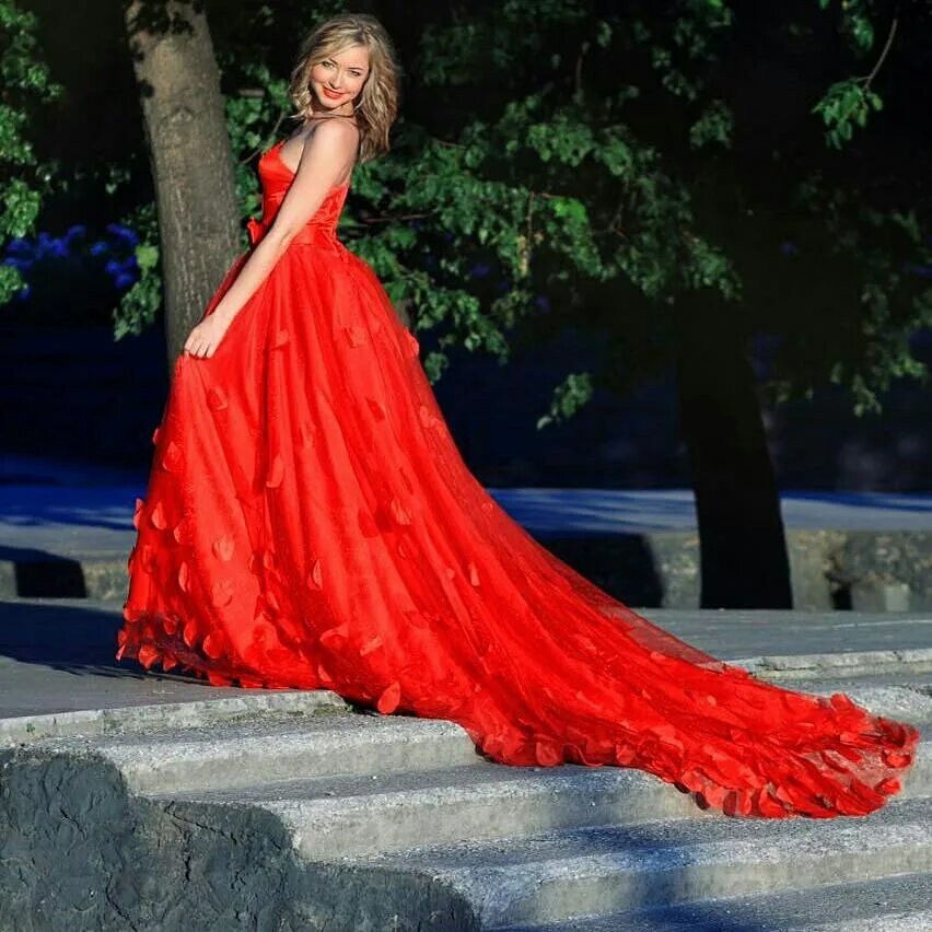 платье с длинным шлейфом. платья со шлейфом красные. короткое платье со шлейфом. платья со шлейфом красные. девушка в платье красивая.