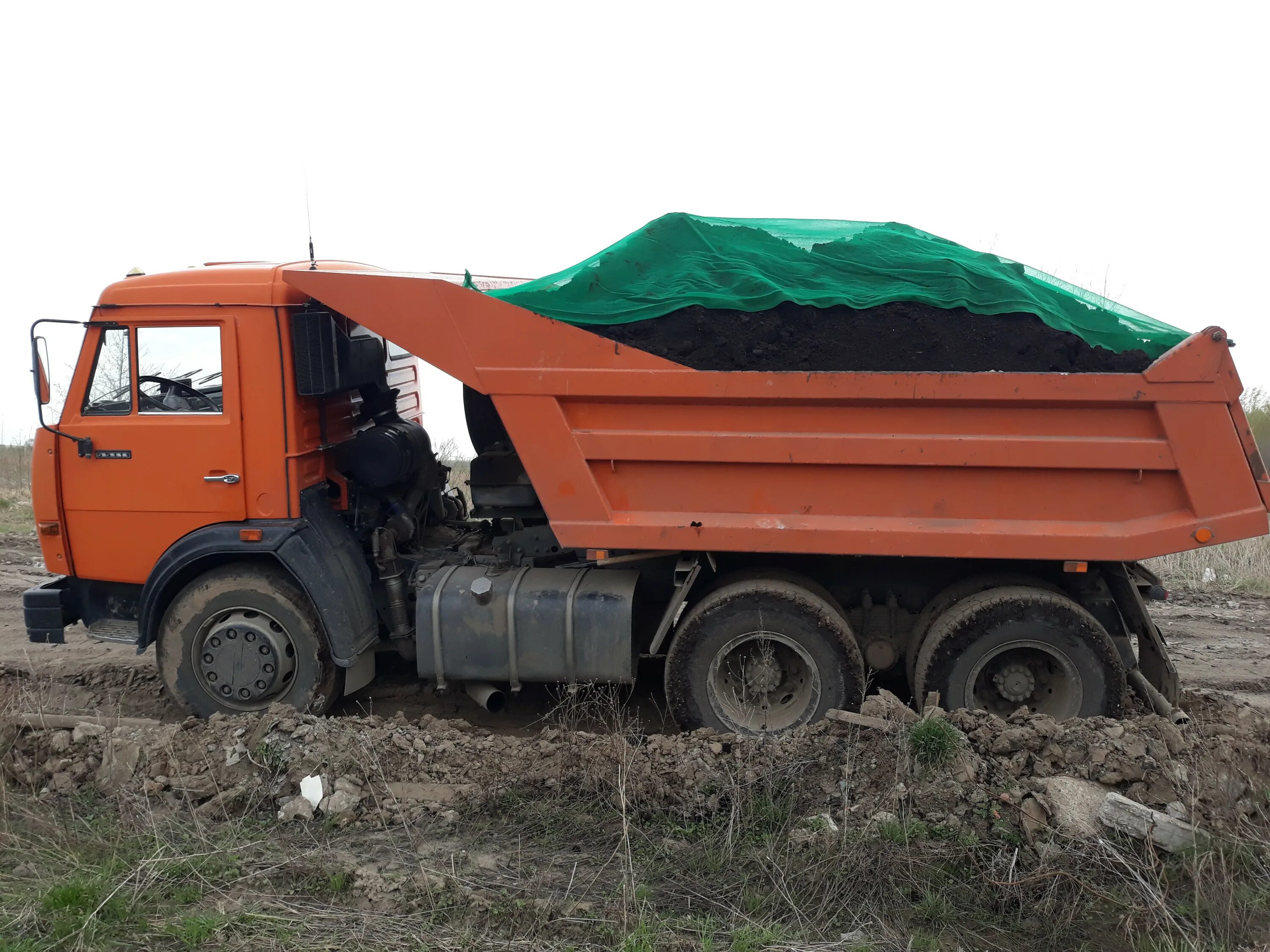 Навоз торф перегной камаз. Камаз чернозема. Чернозём перегной навоз камаз. Коровий перегной камаз. Чернозём грунт камаз 10м3.