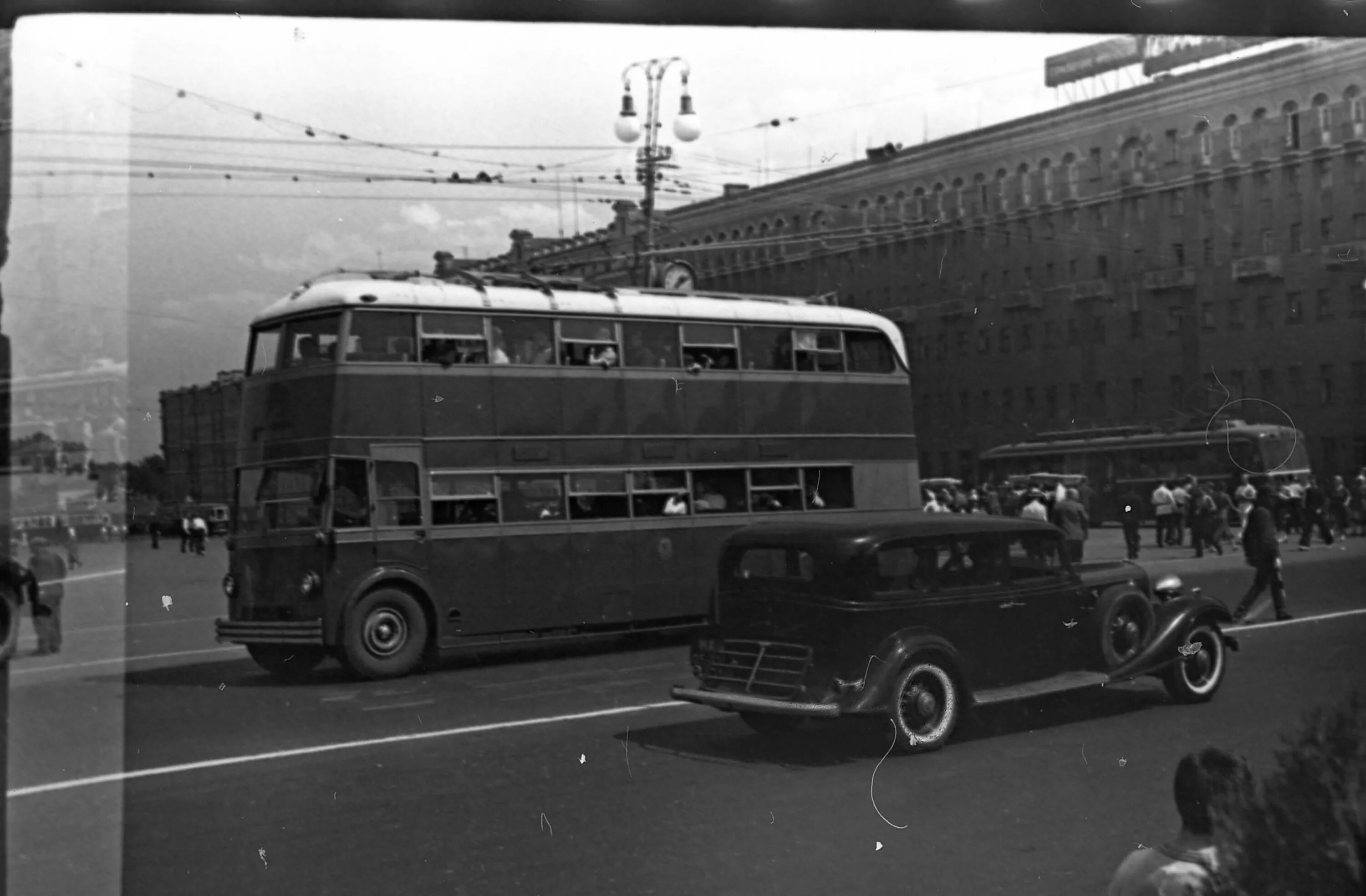 Ятб троллейбус двухэтажный. Зис 16 1938. Улица горького москва в 1931. Садово-кудринская 1938 год. Москва 1938 года.