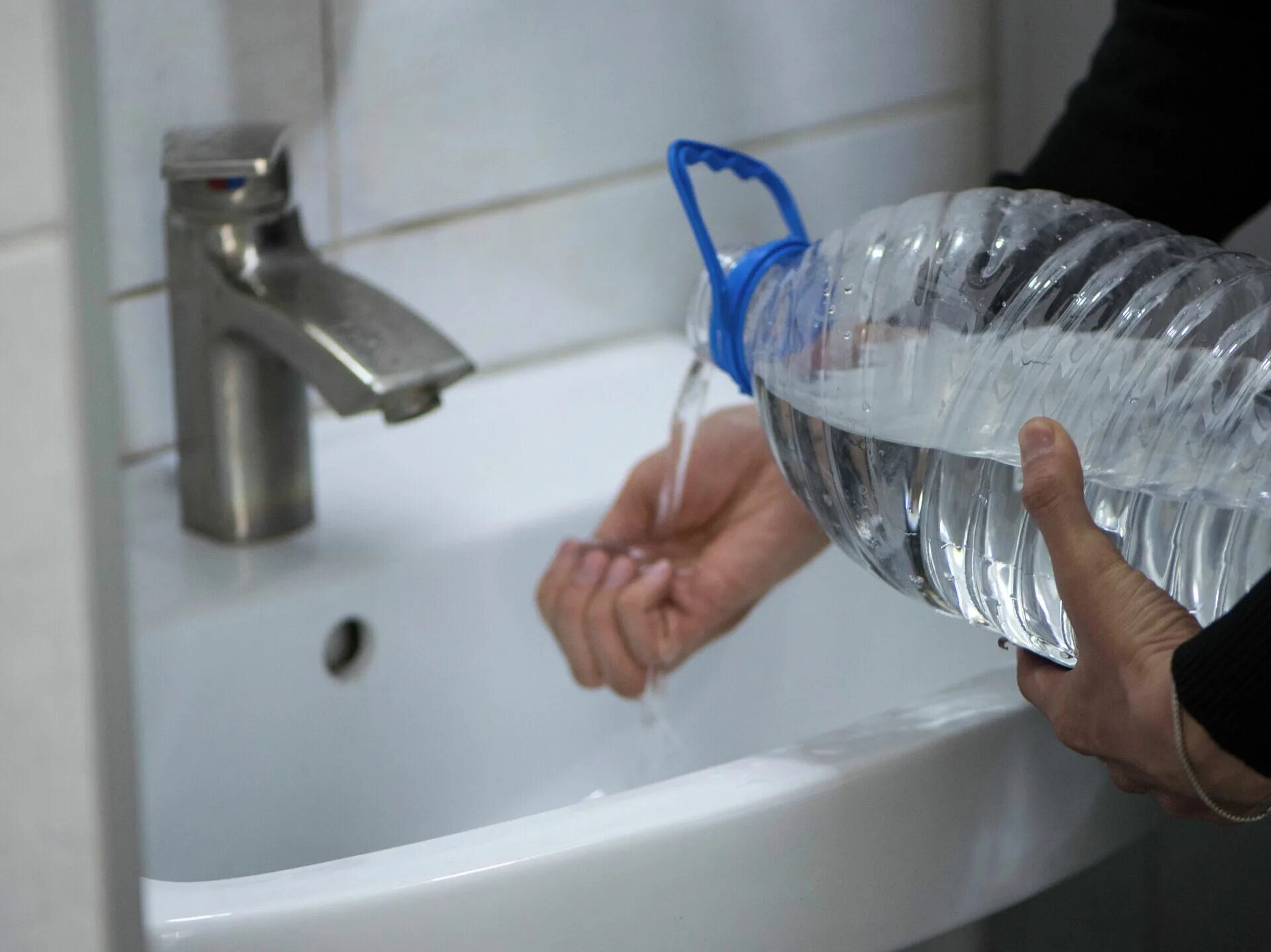 Отключили воду. Отключили горячую воду. Кот и кран. Отключили воду. Отключили воду.